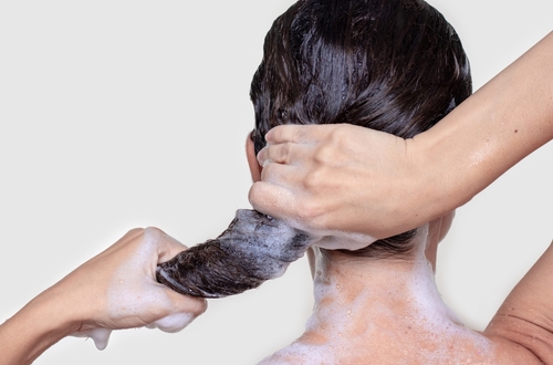 Cosa fare per contrastare la perdita di capelli stagionale?