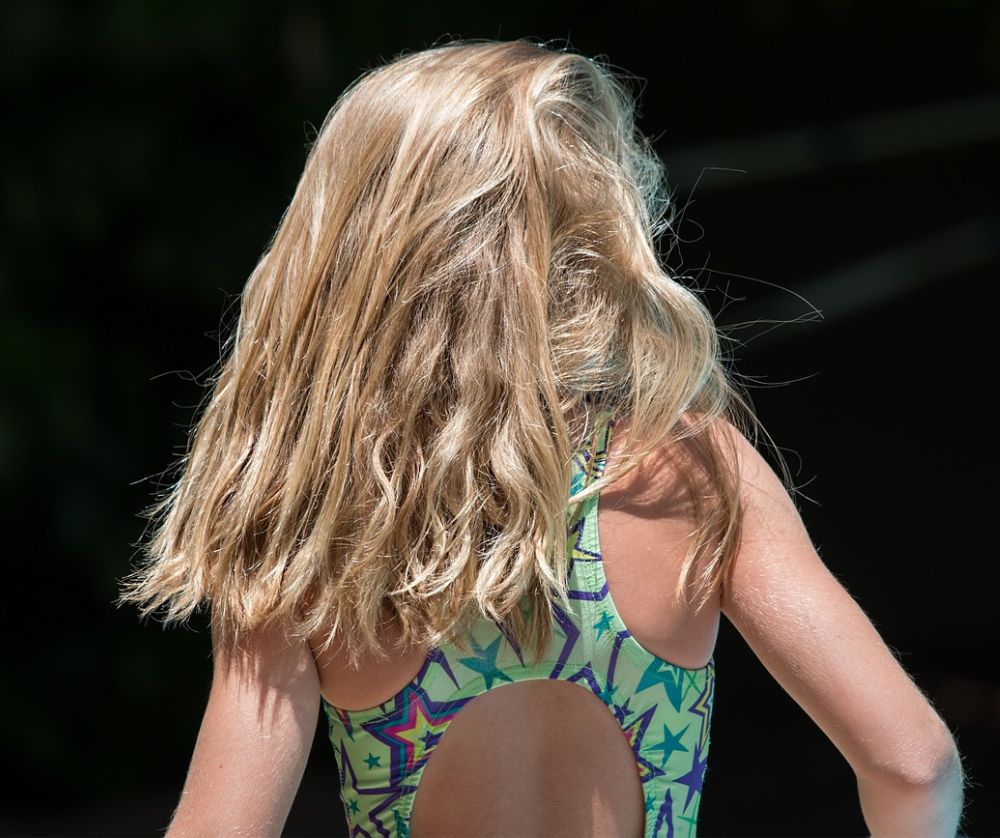 Prendersi cura dei capelli contro sole, sabbia, sale e cloro