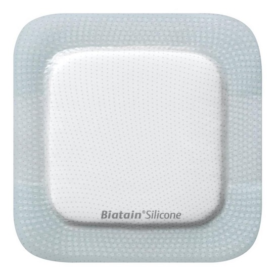 MEDICAZIONE BIATAIN IN SCHIUMA DI POLIURETANO CON BORDO ADESIVO IN SILICONE 7,5X7,5 CM 10 PEZZI - dottorbianchi.it
